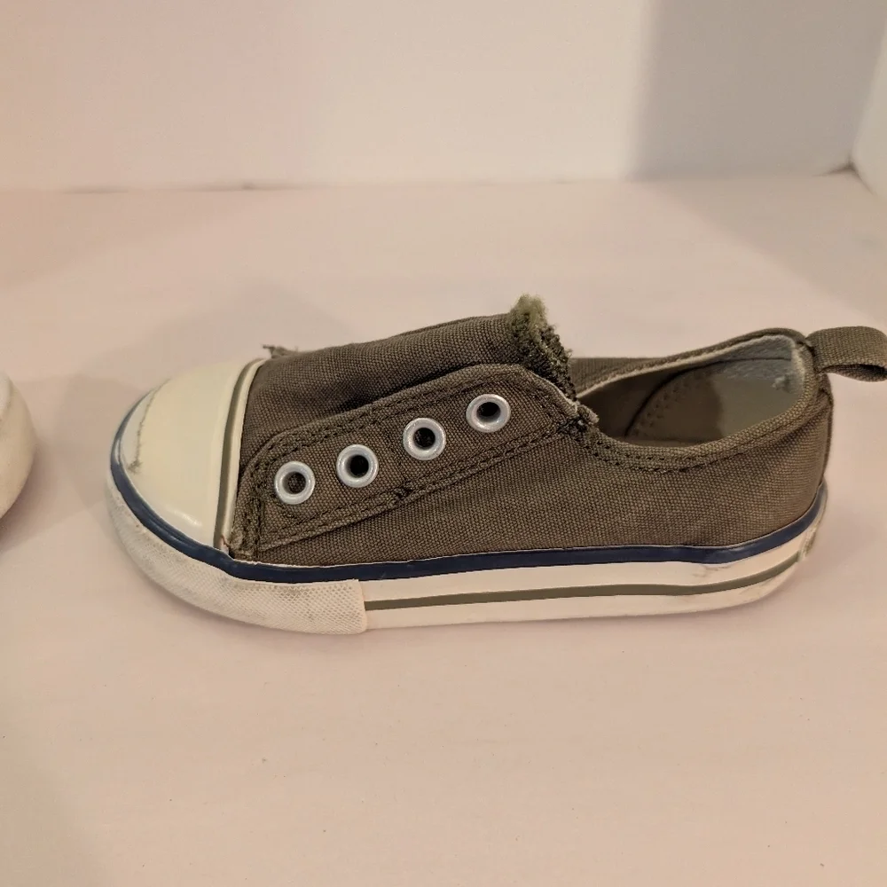 Old Navy Toddler Boy Green Canvas Slip-On Sneakers in Size 8